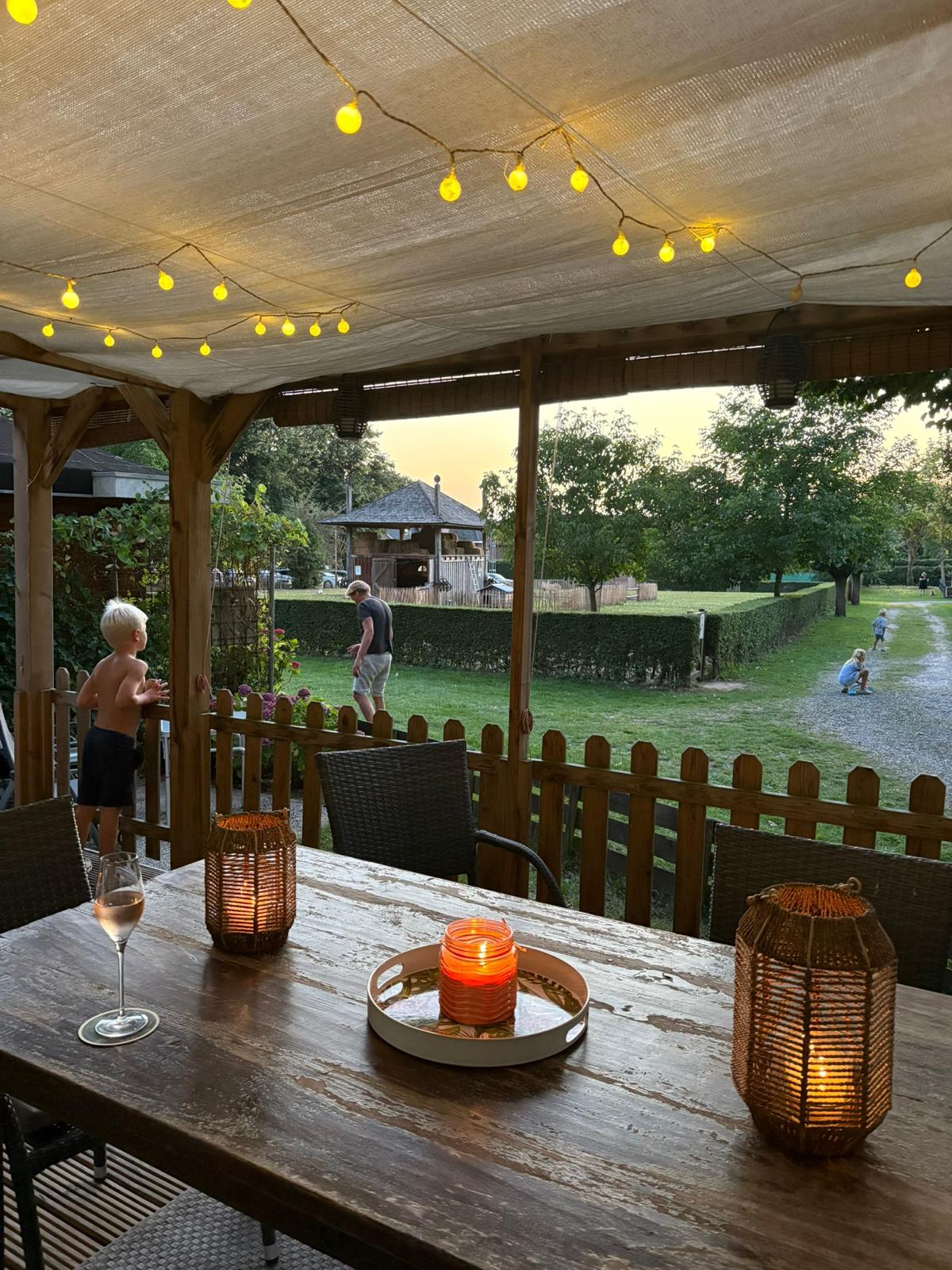 Terras met eettafel bij het vakantiehuisje